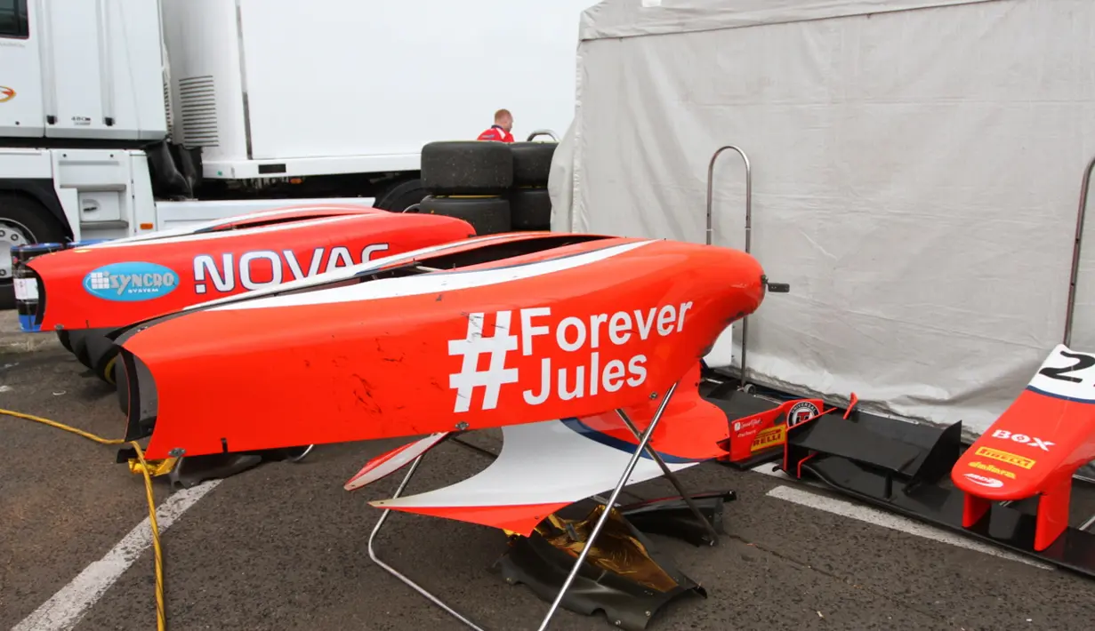 Body part mobil rekan satu tim Rio Haryanto, Arthur Pic, dengan tagar #Ciao Jules. (Bola.com/Reza Khomaini)