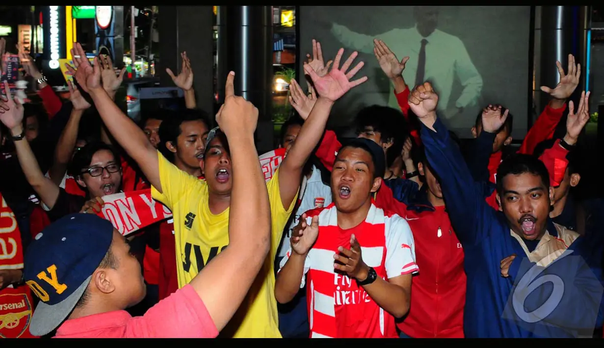 Para pendukung Arsenal kembali berpesta saat tim kesayangan mereka berhasil melesakkan gol ke gawang City. Skor 3-0 untuk kemenangan Arsenal, Kemang, Minggu (10/8/2014) (Liputan6.com/Andrian M Tunay)