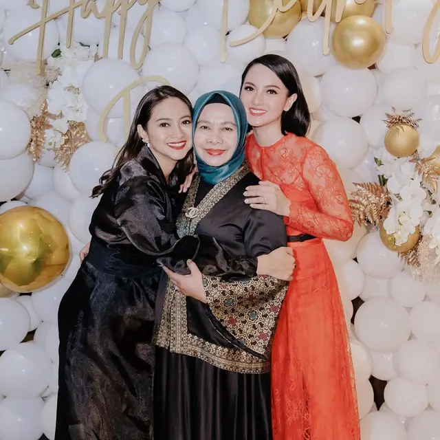 [Fimela] Ririn Ekawati dan Rini Yulianti