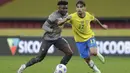 Penyerang Brasil, Lucas Paqueta, berusaha melewati pemain Ekuador, Jordy Caicedo, pada laga Kualifikasi Piala Dunia 2022 Zona Amerika Selatan, Minggu (5/6/2021). Brasil menang dengan skor 2-1. (AP/Andre Penner)