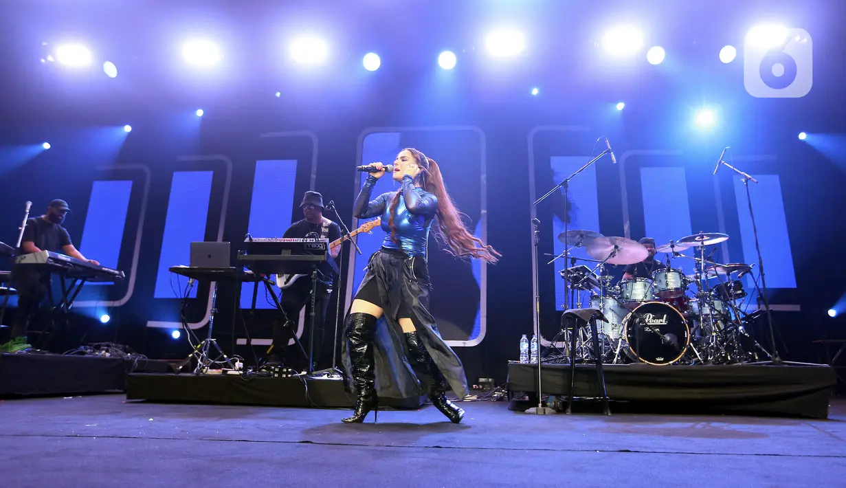 Penyanyi asal Amerika Serikat Joanna Levesque atau JoJo tampil pada special show hari pertama BNI Java Jazz Festival 2022 di JIExpo Kemayoran, Jakarta, Jumat (27/5/2022). Perhelatan musik BNI Java Jazz Festival 2022 digelar pada 27-29 Mei dengan menampilkan musisi-musisi dari dalam dan luar negeri. (Liputan6.com/Johan Tallo)