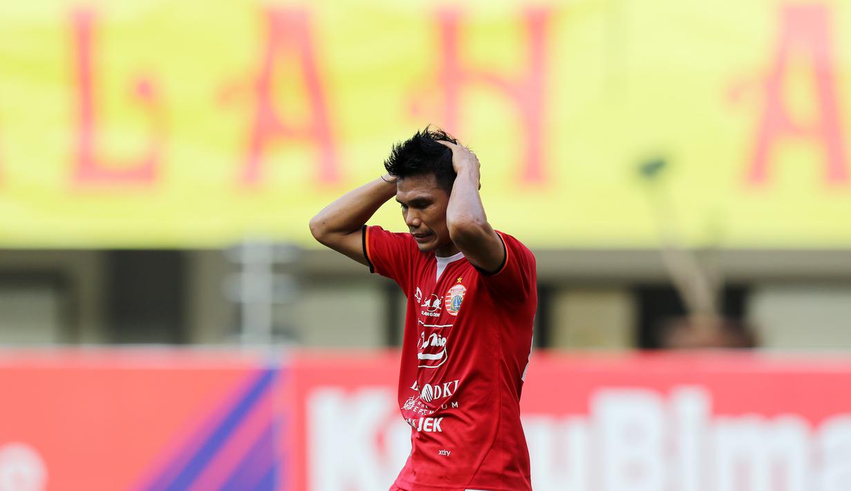 Pelatih Persija Jakarta, Julio Banuelos, saat melawan Perseru Badak Lampung pada laga Liga 1 2019 di Stadion Patriot, Bekasi, Minggu (1/9). Persija takluk 0-1 dari Badak Lampung. (Bola.com/M Iqbal Ichsan)