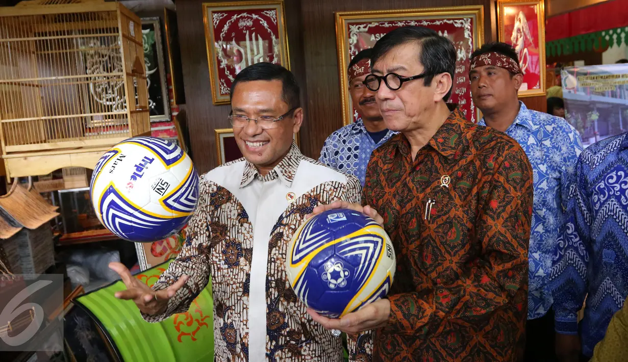 Menkumham Yasonna Laoly dan Menperin Saleh Husin melihat kerajinan tangan buatan Warga Binaan Pemasyarakatan saat Pameran Produk Unggulan Narapidana Tahun 2016 di Plasa Kemenperin, Jakarta, Selasa (19/4/2016). (Liputan6.com/Angga Yuniar)