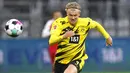 Striker Borussia Dortmund, Erling Haaland, mengejar bola saat melawan Freiburg pada laga Bundesliga di Signal Iduna Park, Sabtu (3/10/2020). Dortmund menang dengan skor 4-0. (AP Photo/Martin Meissner)