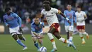 Penyerang AS Roma Tammy Abraham mengincar bola dalam giornata ke-33 Liga Italia kontra Napoli di Stadio Diego Armando Maradona, Selasa (19/4/2022) dini hari WIB. Laga Napoli kontra AS Roma berakhir imbang 1-1. (Alfredo Falcone/LaPresse via AP)