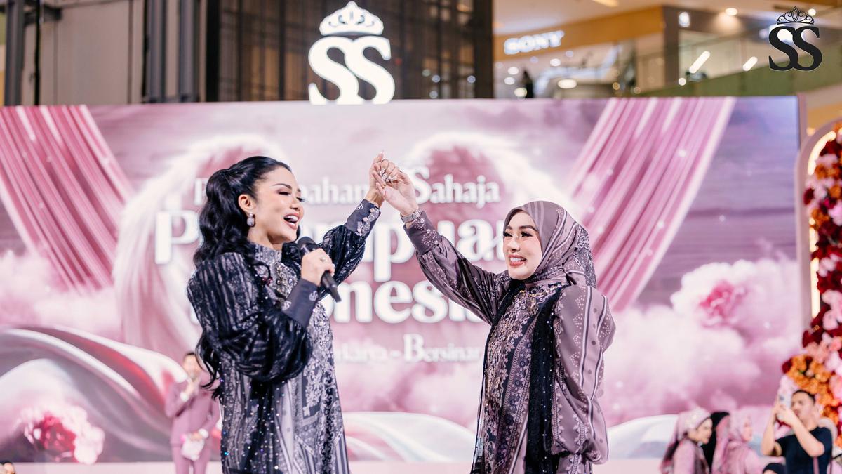 Diramaikan Krisdayanti, Shella Saukia Hadirkan SSahaja Perempuan Indonesia dalam Fashion Show Koleksi Raya 2025