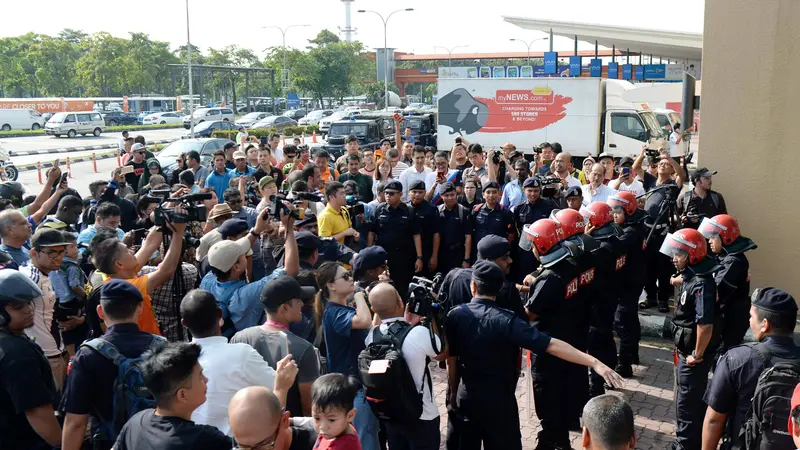 Massa berupaya mencegah eks PM Malaysia Najib Razak dan istrinya yang dikabarkan akan terbang ke Indonesia (Photo: AFP/Roslan Rahman)