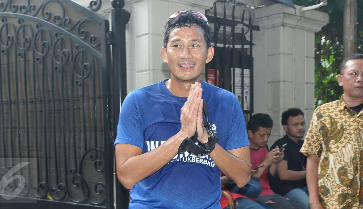Cawagub DKI, Sandiaga Uno usai melakukan aktivitas lari mengelilingi TPS di sekitar rumahnya di Selong, Kebayoran Baru, Jakarta, Rabu (19/4). Sandiaga berolahraga sebelum memberikan hak suaranya dalam Pilkada DKI 2017. (Liputan6.com/Helmi Afandi)