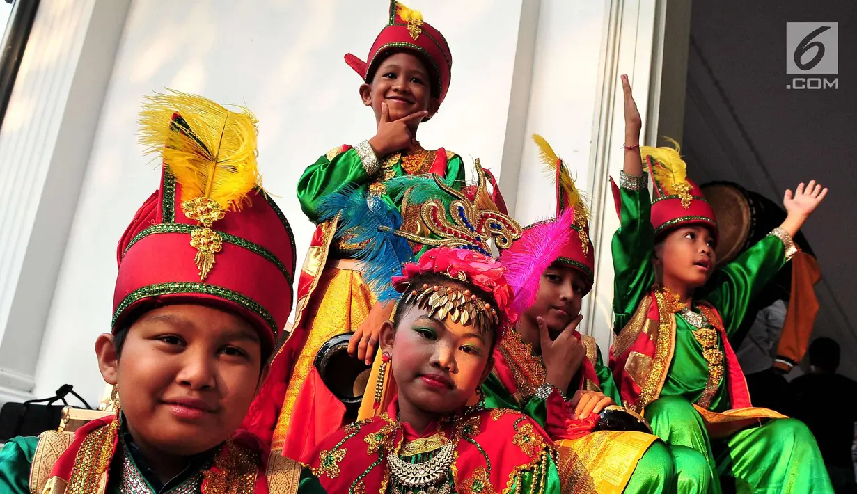 Anak-anak berpose saat mengikuti Pentas Seni dan Budaya Indonesia Bangkit 2017 di Balai Kota, Jakarta, Sabtu (23/9). Acara ini diikuti 600 siswa, dari PAUD, TK, SD, hingga SMP. (Liputan6.com/Helmi Afandi)