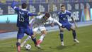 Gelandang Italia, Manuel Locatelli, berebut bola dengan gelandang Bosnia, Josip Corluka, pada laga UEFA Nations League 2020/2021 di Grbavica Stadium, Kamis (19/11/2020) dini hari WIB. Italia menang 2-0 atas Bosnia. (AP Photo/Kemal Softic)