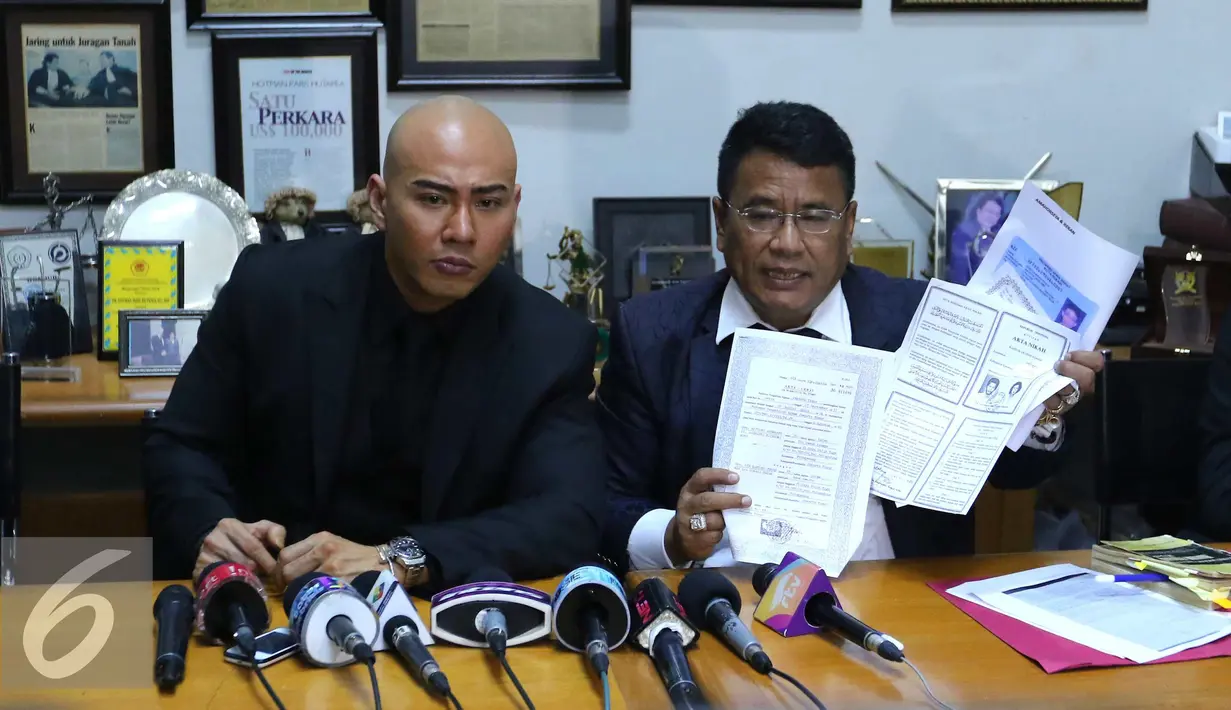 Pengacara Hotman Paris menunjukkan sejumlah bukti terkait kisruh yang terjadi antara Mario Teguh dengan Kiswinar, Jakarta, Senin (26/9). Deddy Corbuzier ingin menjawab somasi dari Mario Teguh dengan cara terbuka. (Liputan6.com/Angga Yuniar)