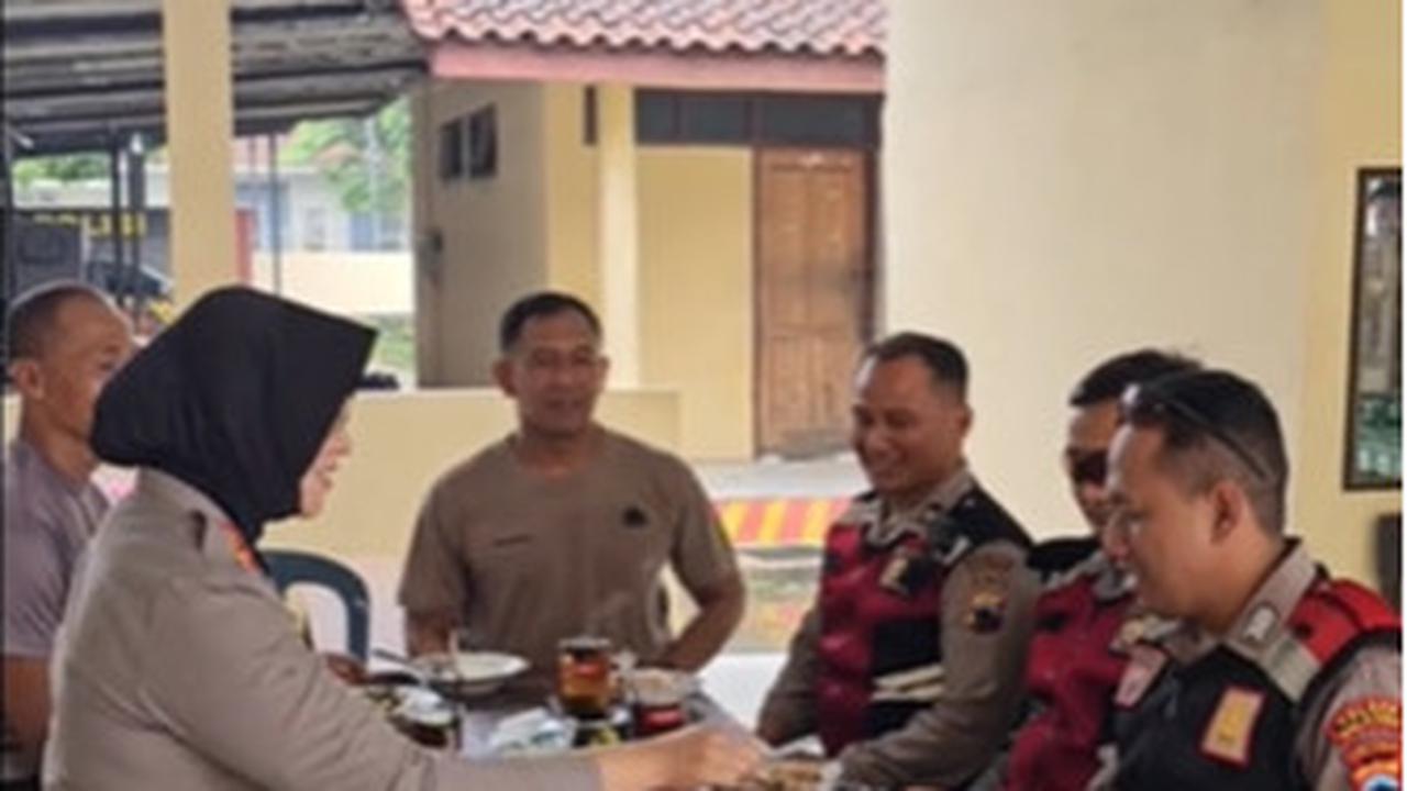 Kapolres perempuan pertama di Salatiga tersebut mencoba dekat dengan jajarannya di Polres Salatiga lewat makan bersama.