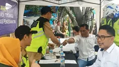 Tak terima terkena razia pajak kendaraan mewah, seorang pria malah balik memaki petugas yang akan mendatanya.