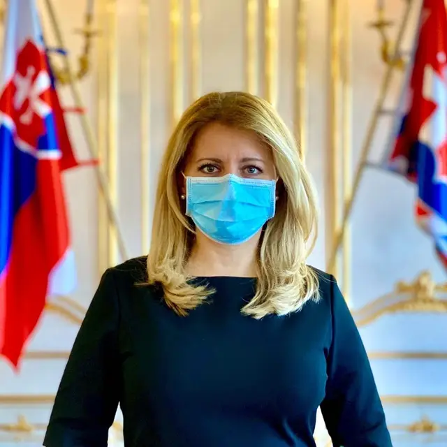 Potret Presiden Slovakia yang tetap stylish meski kenakan atribut pencegahan penularan virus corona