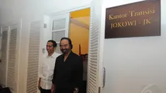 Jokowi dan Ketum Partai NasDem Surya Paloh usai mengadakan pertemuan di Kantor Transisi Jokowi-JK, Jakarta, Kamis (14/8/14). (Liputan6.com/Herman Zakharia) 