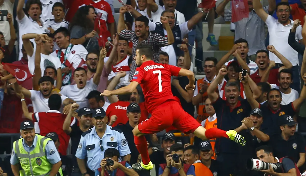 Gelandang Turki, Oguzhan Ozyakup melakukan selebrasi usai mencetak gol ke gawang Belanda pada kualifikasi Grup A Euro 2016 di Konya, Turki, (6/9/2015). Turki menang atas Belanda dengan skor 3-0. (REUTERS/Umit Bektas)