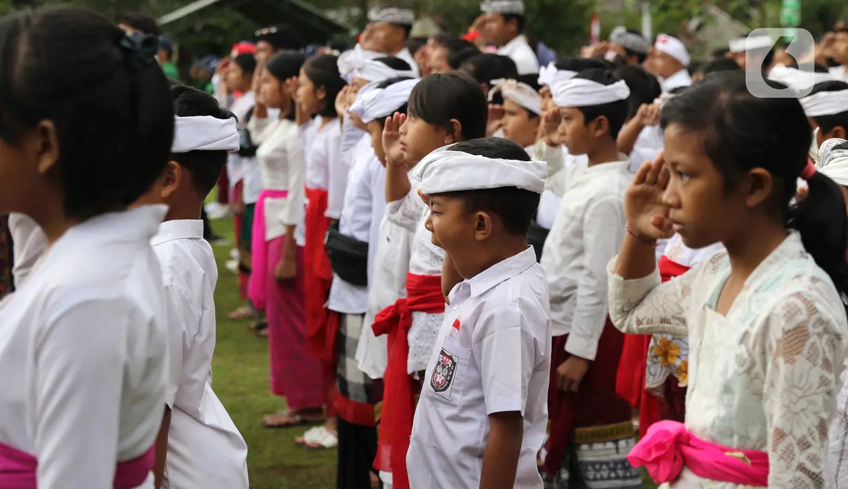 Upacara peringatan detik-detik Proklamasi di halaman Tugu Pahlawan Banjar Penglipuran, Kabupaten Bangli, Bali, berlangsung khidmat dan sederhana, Kamis (17/8/2023). (Liputan6.com/Helmi Fithriansyah)
