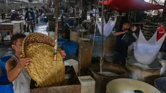 Perajin menyelesaikan pembuatan tahu di Duren Tiga Jakarta Selatan, Selasa 14 April 2026, di tengah kenaikan harga kedelai yang berdampak pada biaya produksi. Harga kedelai tercatat meningkat dari kisaran Rp 10.000 per kilogram menjadi Rp 11.200 per kilogram. (merdeka.com/Arie Basuki)