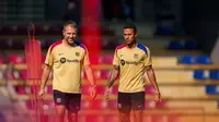 Pelatih Bayern Munchen Hansi Flick (kiri) dan Thiago Alcantara. (Barcelona)