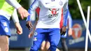 Gelandang Chelsea, N'Golo Kante  menggiring bola saat mengikuti latihan tim di Chelsea Training Ground, di Cobham, Surrey (22/5/2019). Chelsea akan bertanding melawan Arsenal pada babak Final Liga Europa pada 29  Mei di Baki Olimpiya Stadionu. (AFP Photo/Ben Stansall)