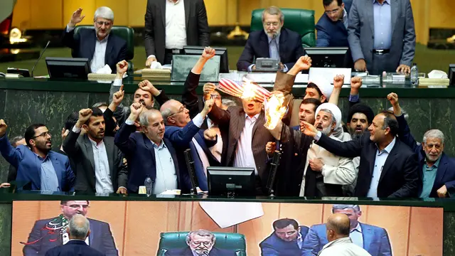 Kecam Kebijakan Trump, Anggota Parlemen Iran Bakar Bendera AS