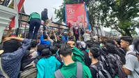 Massa aksi berusaha menjebol gedung DPRD Sumatera Barat dengan memanjat pagar.&nbsp; (Liputan6.com/ Novai Harlina)