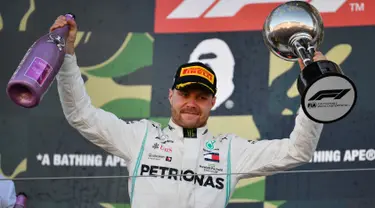 Pembalap Mercedes, Valtteri Bottas berselebrasi di atas podium setelah menjuarai balapan Formula 1 (F1) GP Jepang di Sirkuit Suzuka, Minggu (13/10/2019). Ini adalah podium teratas Bottas yang ketiga sepanjang 2019, setelah sebelumnya menang di Australia dan Azerbaijan. (Toshifumi KITAMURA/AFP)