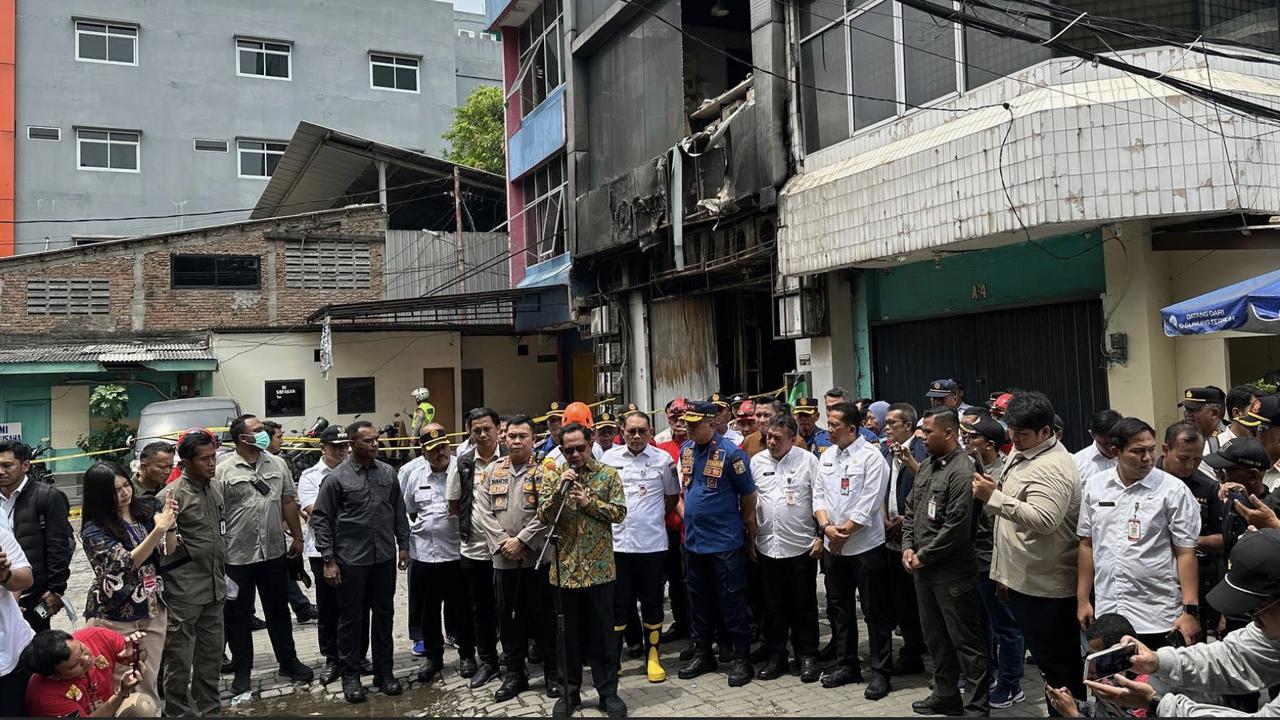 Diperintah Presiden Prabowo, Mendagri Tito Cek Lokasi Kebakaran Gedung Terra Drone