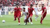 Pemain Timnas Vietnam, Van Thanh Vu (tengah) diadang dua pemain Timnas Indonesia, Rizky Ridho (kanan) dan Pratama Arhan dalam laga leg pertama babak semifinal Piala AFF 2022 di Stadion Utama Gelora Bung Karno (SUGBK), Jumat (6/1/2023) sore WIB. (Bola.com/Abdul Aziz)