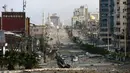 <p>Sebagian kerusakan di jalan utama al Rashid akibat pemboman Israel di Kota Gaza, Palestina, Senin (23/10/2023). (AP Photo/Abed Khaled)</p>