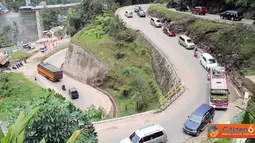 Jalan Kelok Sembilan di Sumatra Barat yang padat saat mudik lebaran. Jalan ini menghubungkan Sumatera Barat dengan Provinsi Riau yang menuju Pekanbaru.