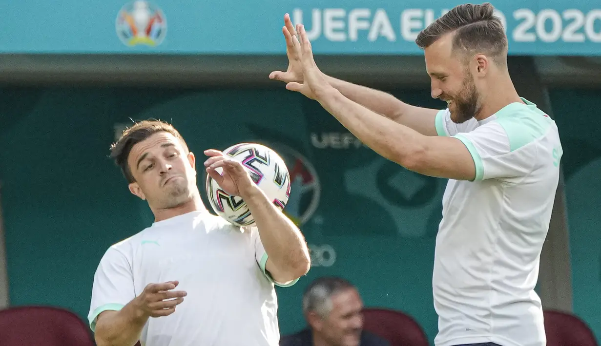 Gelandang timnas Swiss, Xherdan Shaqiri mengontrol bola selama sesi latihan di stadion National Arena di Bucharest, Rumania, Minggu (27/6/2021). Pertandingan babak 16 besar EURO 2020 akan mempertemukan Prancis vs Swiss pada Selasa (29/6) dini hari. (AP Photo/Vadim Ghirda)