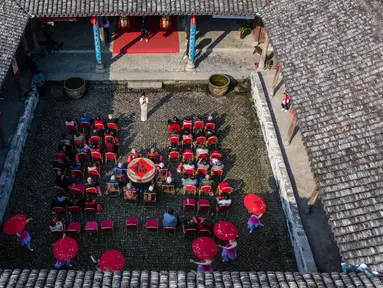 Para warga lansia menyaksikan pertunjukan di kota kuno Longmen di Fuyang, Hangzhou, Provinsi Zhejiang, China, 20 Oktober 2020. Sebuah acara untuk menyambut Festival Sembilan Kembar yang akan dating, juga dikenal sebagai Festival Chongyang diadakan di kota kuno itu pada Selasa (20/10). (Xinhua/Xu Yu)