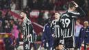 Pemain Manchester United, Bruno Fernandes, tampak lesu setelah ditaklukkan Nottingham Forest pada laga pekan ke-20 Premier League 2023/2024, Minggu (31/12/2023) dini hari WIB. (AP Photo/Rui Vieira)