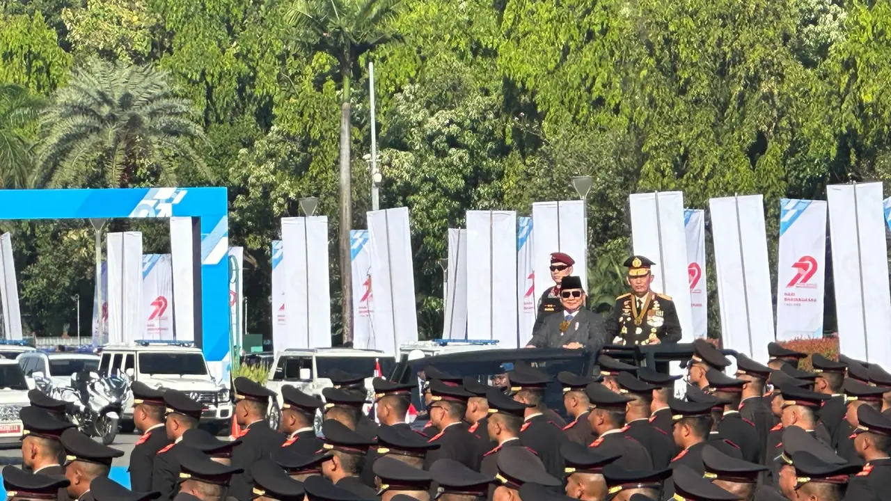 Presiden Prabowo Subianto menjadi inspektur upacara Hari Ulang Tahun (HUT) ke-79 Bhayangkara yang diselenggarakan di Monumen Nasional (Monas), Jakarta Pusat, Selasa (1/7/2025).