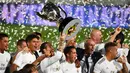 Pelatih Real Madrid, Zinedine Zidane, merayakan juara La Liga usai timnya mengalahkan Villreal pada laga lanjutan pekan ke-37 di Estadio Alfredo Di Stefano, Jumat (17/7/2020) dini hari WIB. (AFP/Gabriel Bouys)