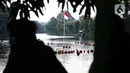 Suasana Upacara Peringatan HUT ke-75 Kemerdekaan RI di Situ Tujuh Muara Pamulang, Tangerang Selatan, Senin (17/8/2020). Upacara yang diikuti ratusan aktivis lingkungan hidup dan juga organisasi kepemudaan itu bertujuan agar pemerintah terus menjaga keberadaan situ. (Liputan6.com/Faizal Fanani)