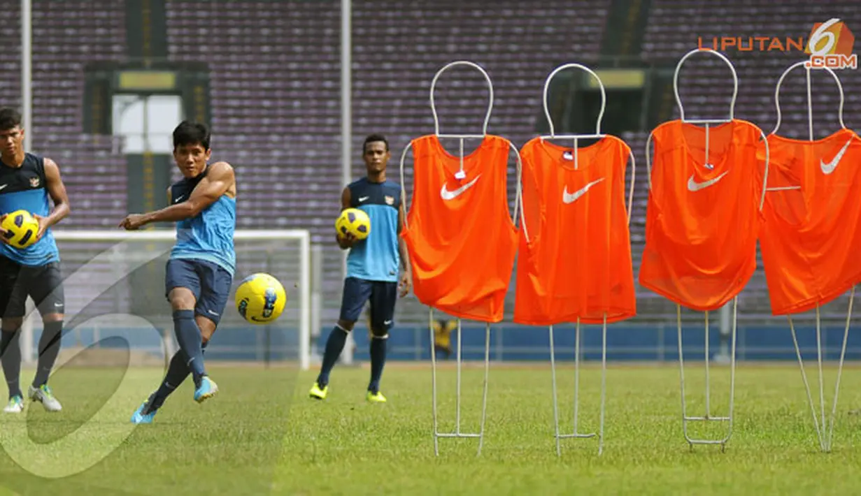 Ahmad Bustomi berlatih akurasi tendangan bebas dalam latihan yang digelar di Stadion GBK Jakarta (Liputan6.com/ Helmi Fithriansyah)