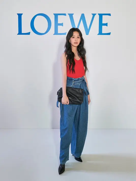 Sementara itu, aktris Tiongkok Chen Duling memilih gaya santai yang effortless namun tetap chic. Ia tampil dengan tank top merah dan wide-leg jeans denim, menghadirkan sentuhan kasual yang tetap selaras dengan atmosfer artistik Loewe.