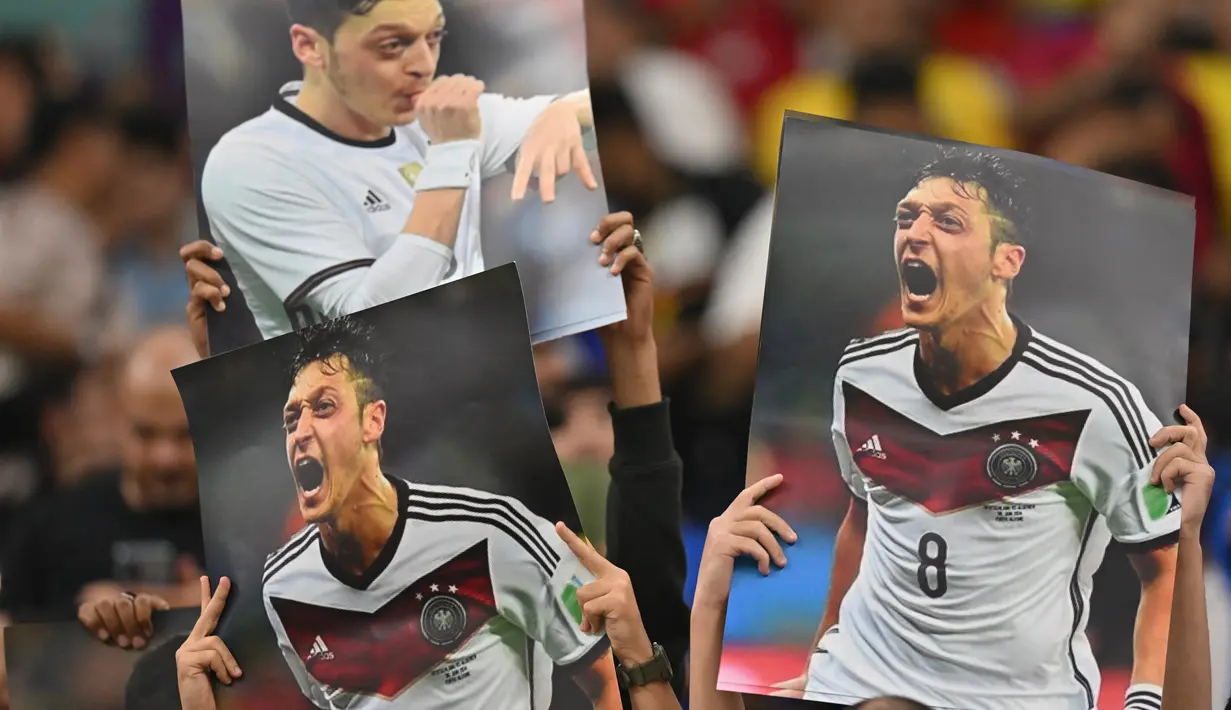 Setelah mundur dari sepak bola profesional, Ozil belum memutuskan akan mencoba karier baru sebagai pelatih. Untuk sementara pemain kelahiran 15 Oktober 1988 itu ingin menghabiskan waktu bersama istri dan dua anaknya. (Photo by Glyn KIRK / AFP)
