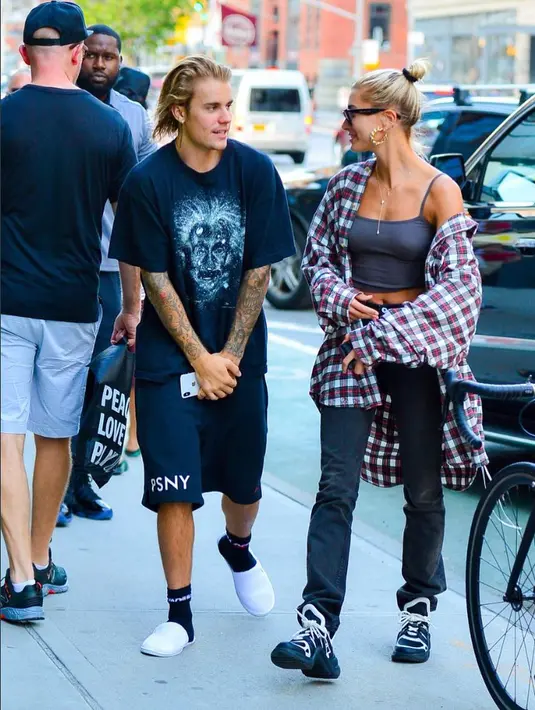 "Mereka sepertinya tidak akan menikah hingga tahun depan," ujar seorang sumber seperti yang dilansir dari Cosmopolitan. (instagram/justinbiebertrackerrr)