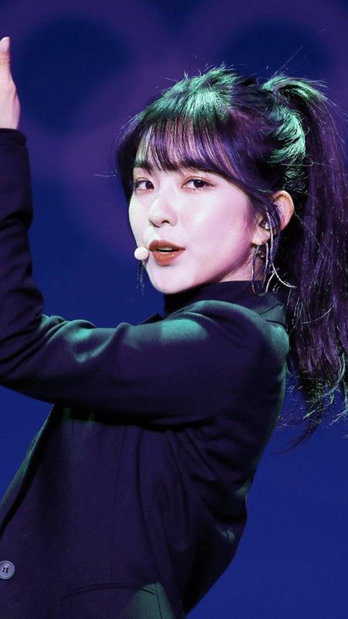 Dengan tujuh gaya rambut ala idol K-pop ini, kamu bisa tetap tampil modis dan nyaman di tengah cuaca panas.