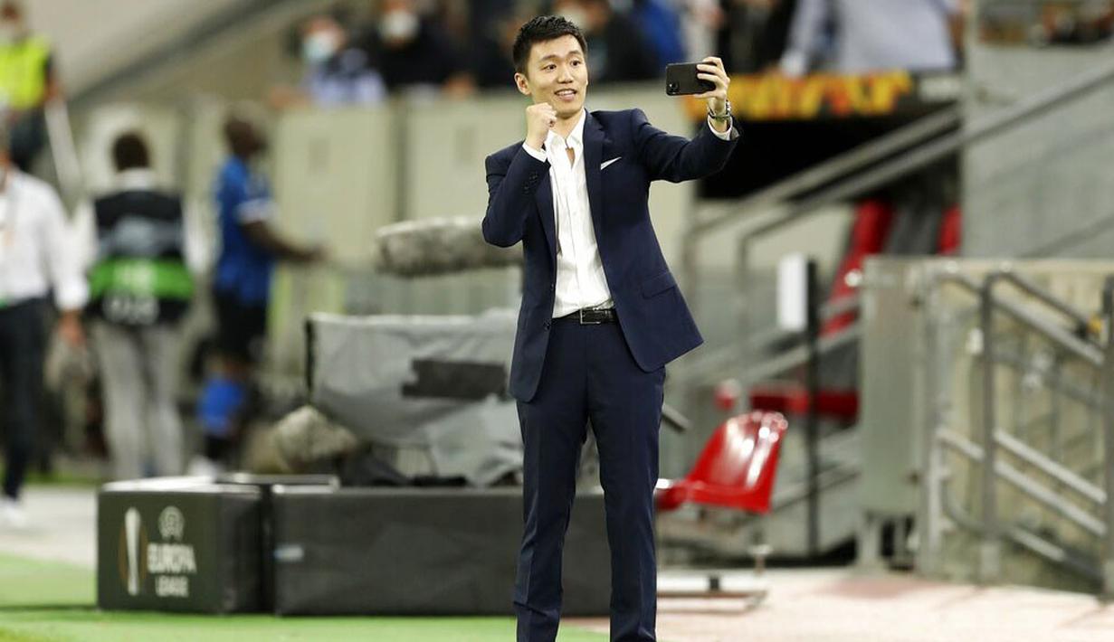 Presiden Inter Milan, Steven Zhang, melakukan swafoto usai tim nya mengalahkan Shakhtar Donetsk pada laga semifinal Liga Europa di Dusseldorf Arena, Selasa (18/8/2020). Inter Milan akan berjumpa Sevilla di final. (Lars Baron/Pool via AP)