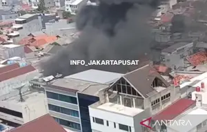 Padamkan Kebakaran di Gambir, 2 Petugas Damkar Dibawa ke Rumah Sakit