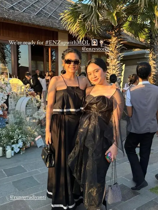Aktris Aurora Amanda tampil dalam balutan organza dress hitam, sementara Runny Rudianto mengenakan ruffle dress monokrom. [Foto: IG/auroraamanda96].