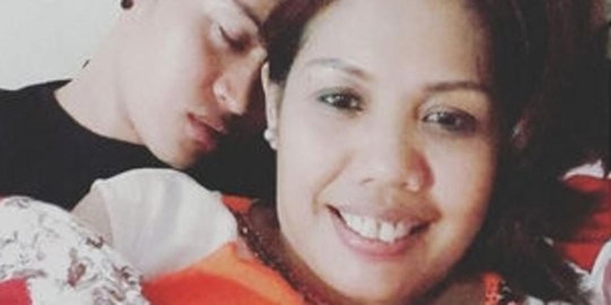 Pamer foto mesra di kamar