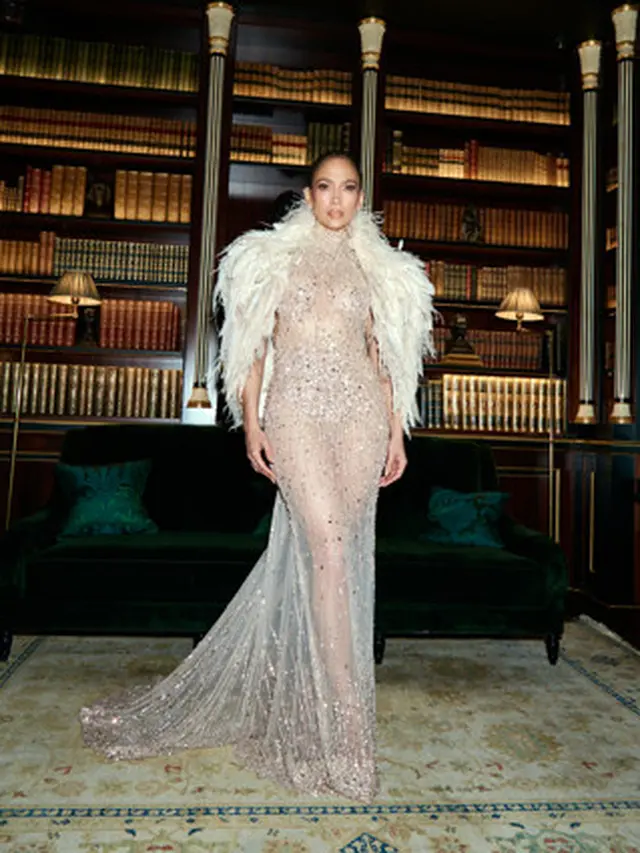 Jennifer Lopez Buktikan Pesona Awet Muda di Ulang Tahun ke-57, Intip Tiga Look Mewahnya