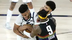 Pemain Utah Jazz, Juwan Morgan, berebut bola dengan pemain Denver Nuggets pada ronde pertama playoff NBA musim 2020 di The Field House, Florida, Selasa (18/8/2020). Denver Nuggets menang 135-125 atas Utah Jazz. (AFP/Ashley Landis/Pool/Getty Images)