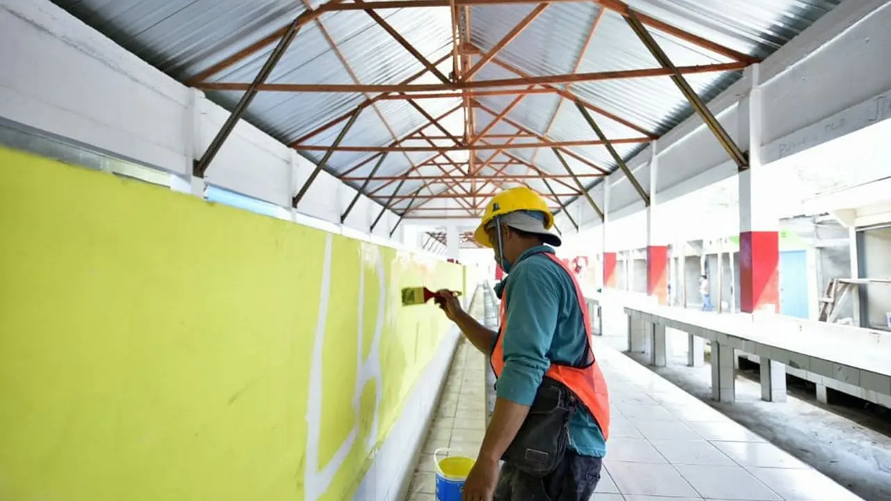 Seorang pekerja sedang menyelesaikan pekerjaan di proyek rekonstruksi Pasar Wouma di Wamena, Jayawijaya, Papua. (Dok Kementerian PUPR)