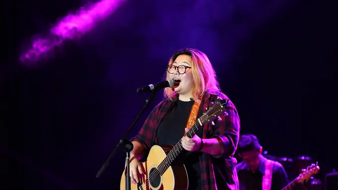 [Bintang] Video: Yuka Tamada Jaga Gitar Layaknya Pasangan Hidup